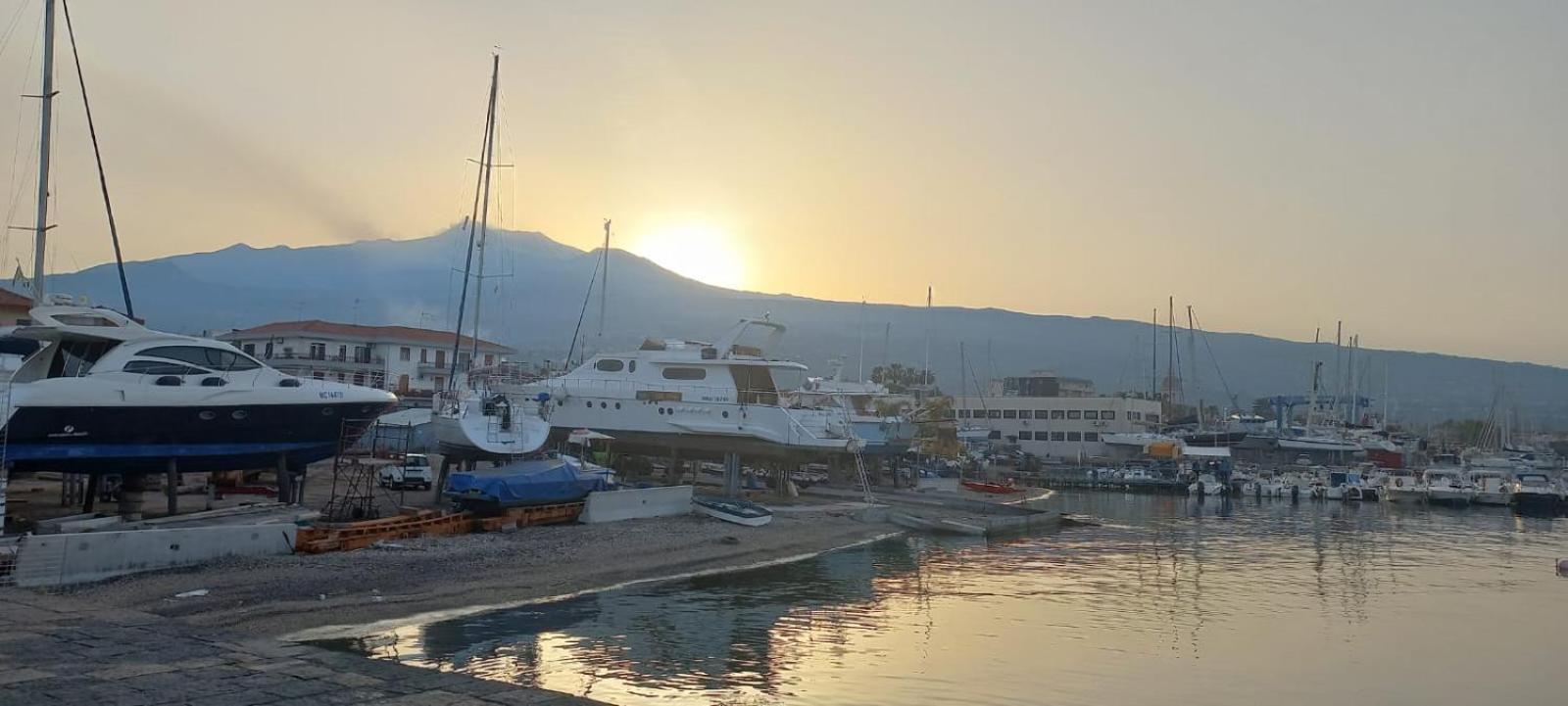Alba Marina E Tramonti Etnei Lägenhet Riposto Exteriör bild